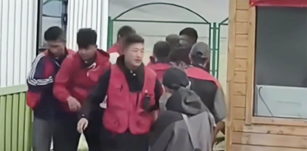 新疆赛里木湖景区工作人员围殴旅游车司机 7人被带走 现场混乱引发热议