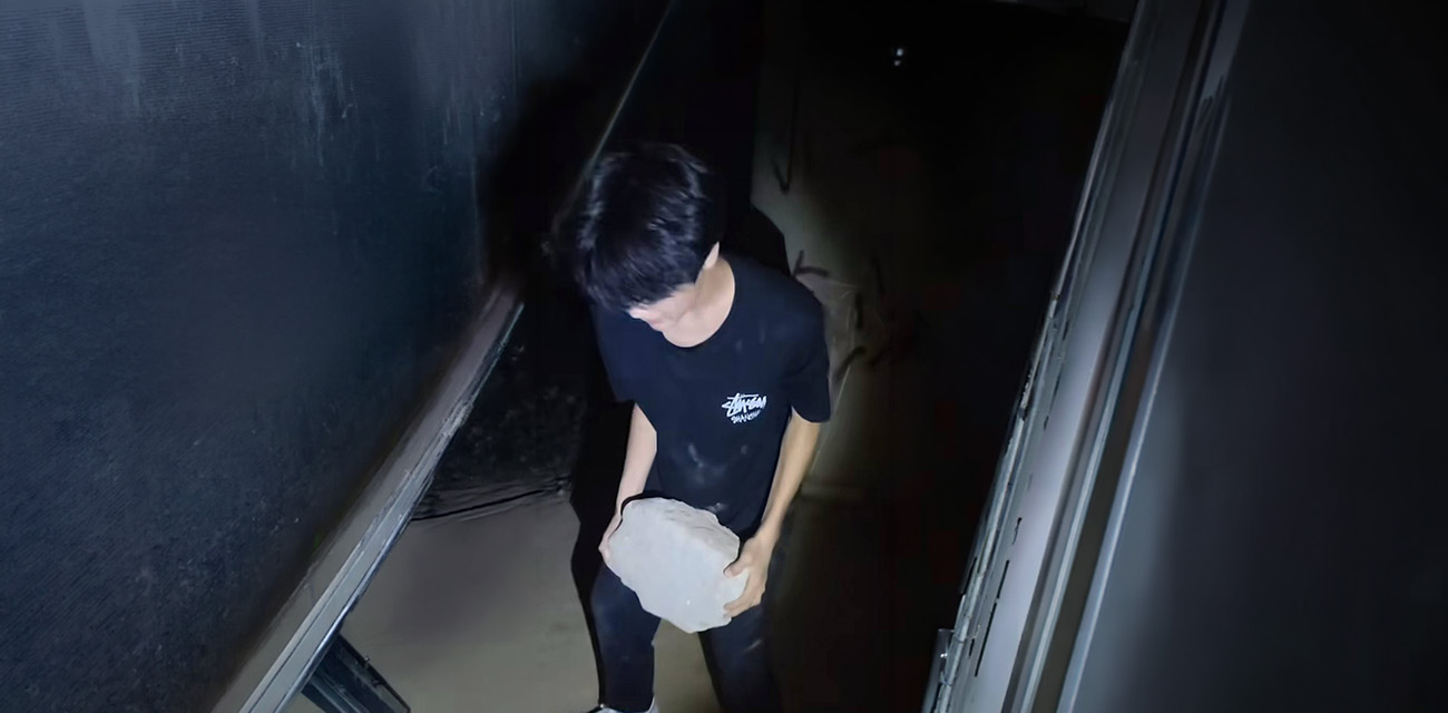 快手张凯杰虐猫砸猫视频疯传 网友边求原视频边骂爆评论区账号已被封禁