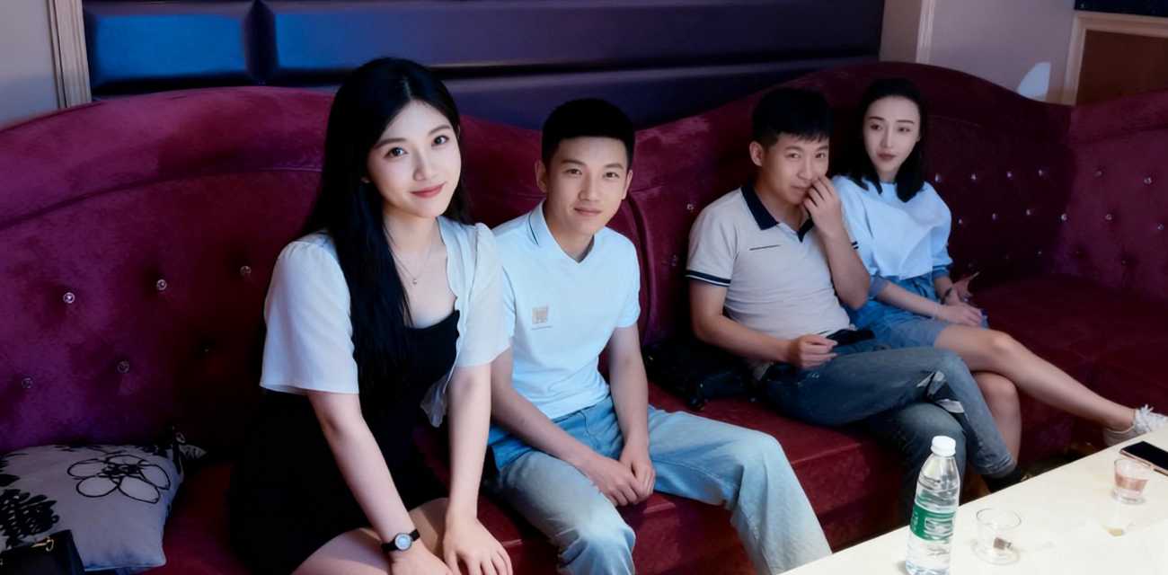 两男两女KTV唱歌变4P战场 稀有大场面氛围拉满 小圈子多P 实战稀有大作