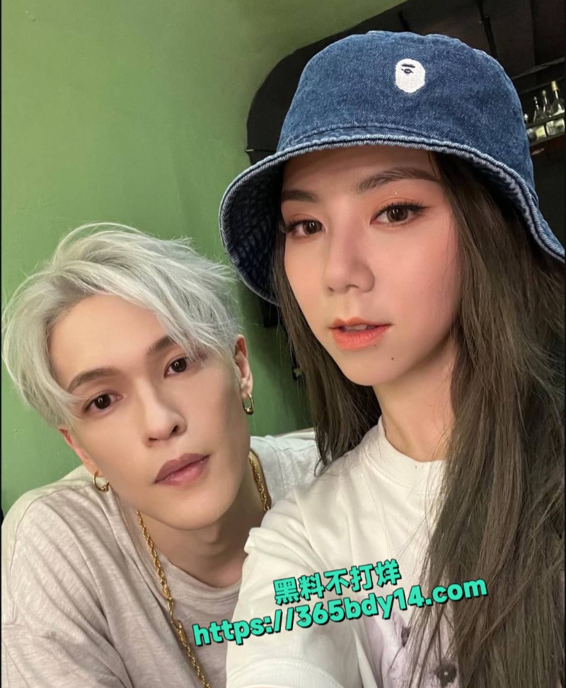 邓紫棋男友魏骏杰出轨香港女歌手林芊莹22