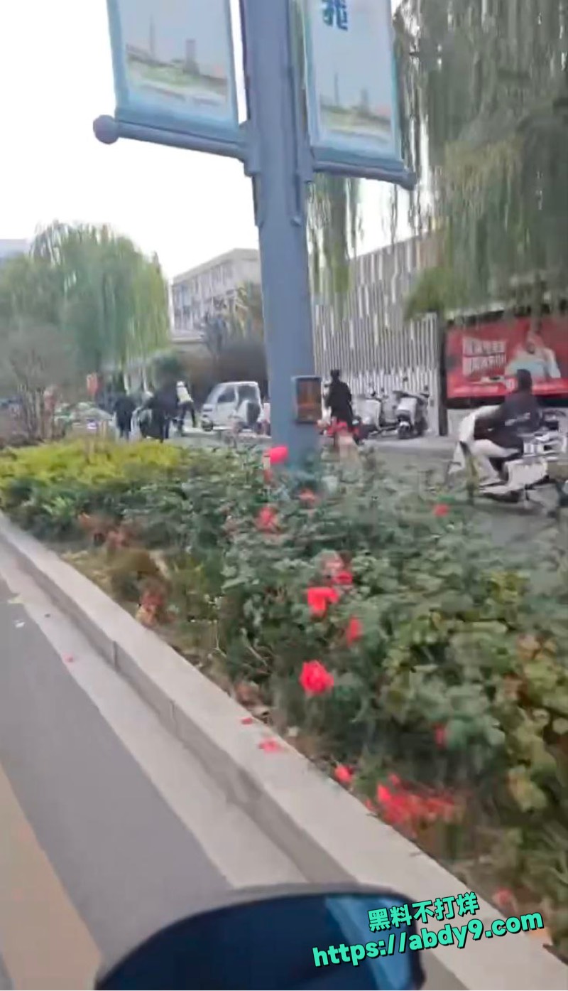 郑州花园路持刀男威胁群众4