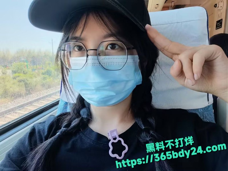 大学张爱佳口交私拍6