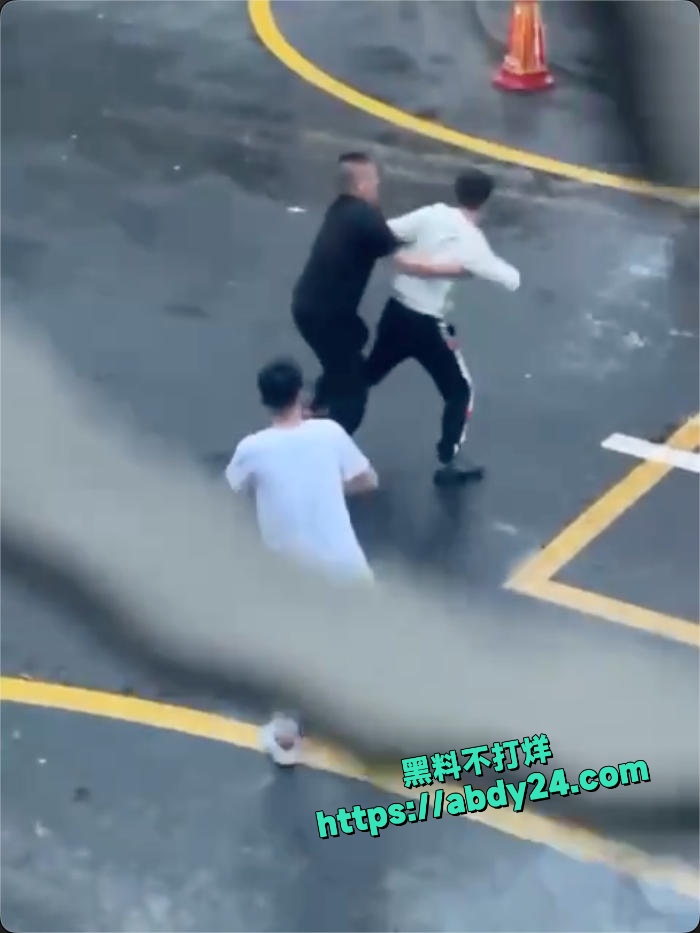 三名人员在公共街道发生激烈对峙 9