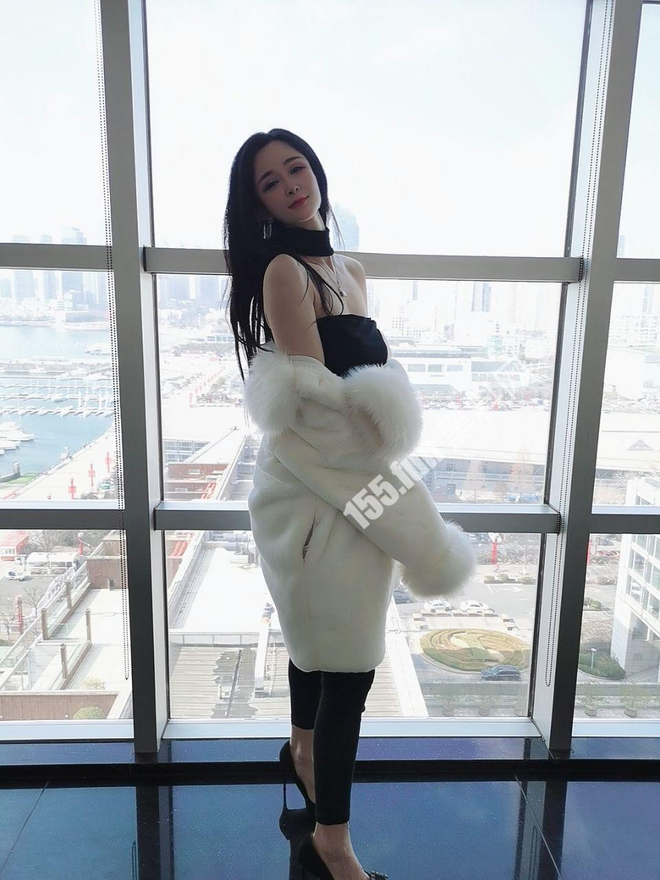 网友投稿高颜值S级身材拜金女.jpg