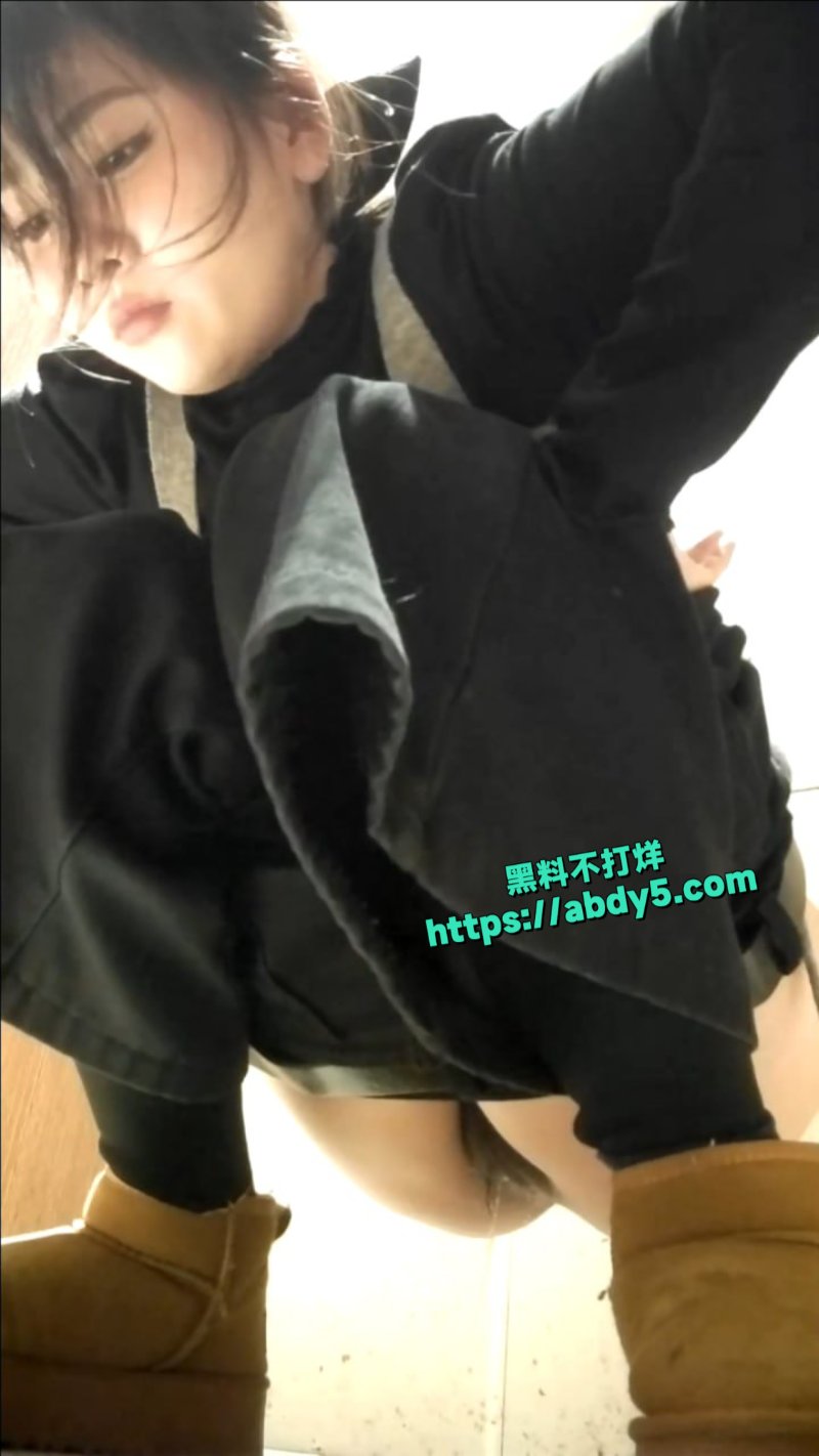 北京三里屯KTV厕所偷拍8