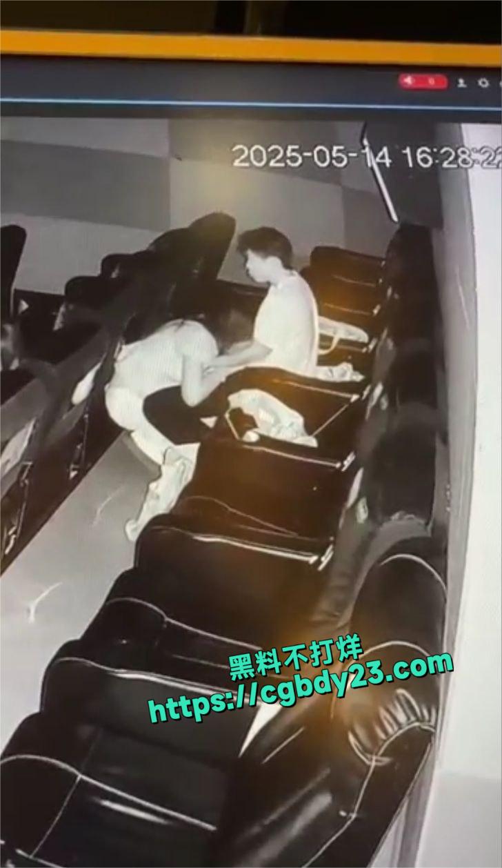 电影院小情侣