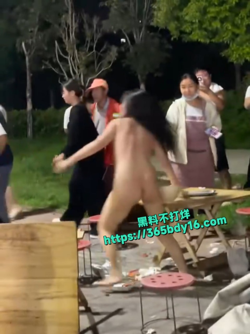 安徽某大排档惊现小仙女全裸砸场1