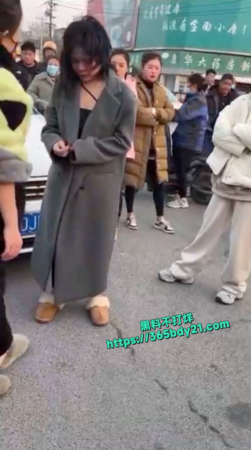 原配街头手撕小三现场曝光头发被剪当众社死 8