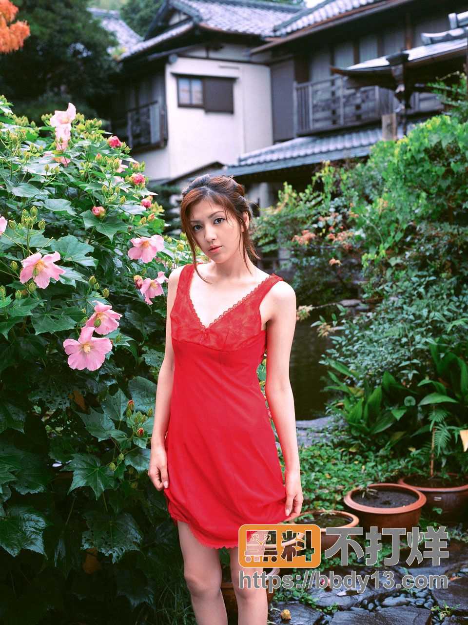 三津谷叶子性感写真1