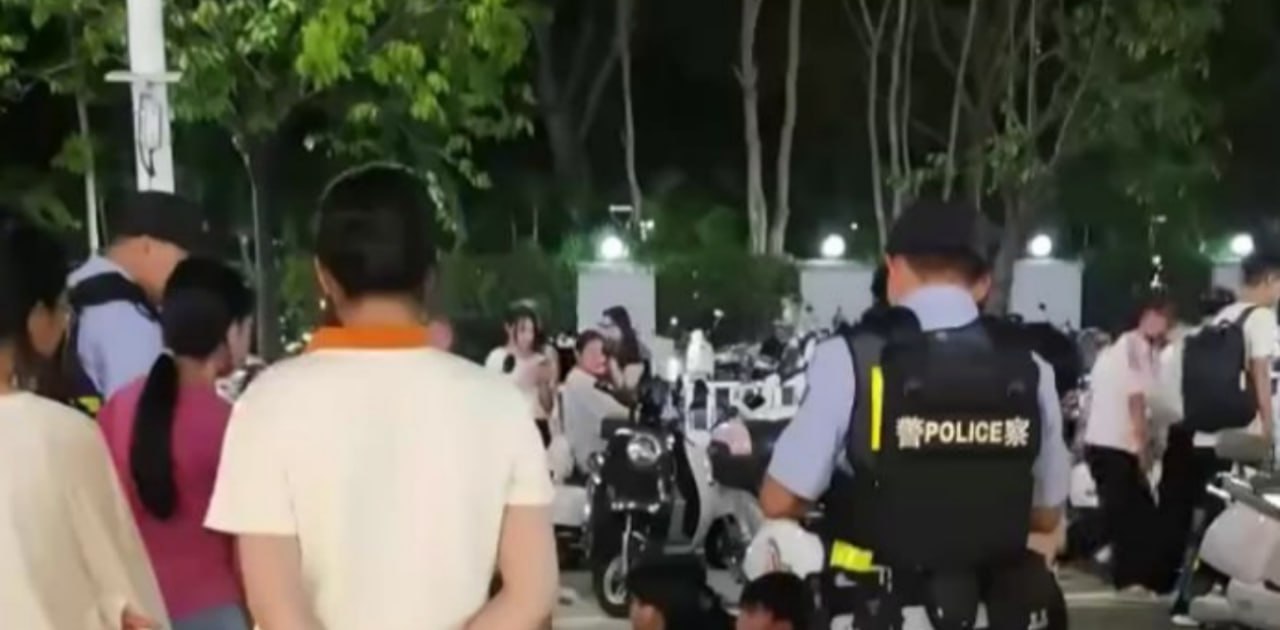 广西南宁航洋城夜间持刀伤人 孩子目睹母亲被父亲当街砍伤 跪地唤母亲