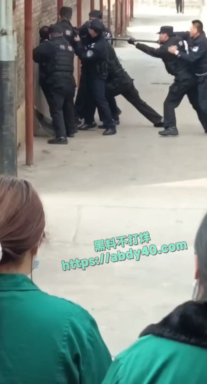 河北持刀歹徒威胁被制服现场2