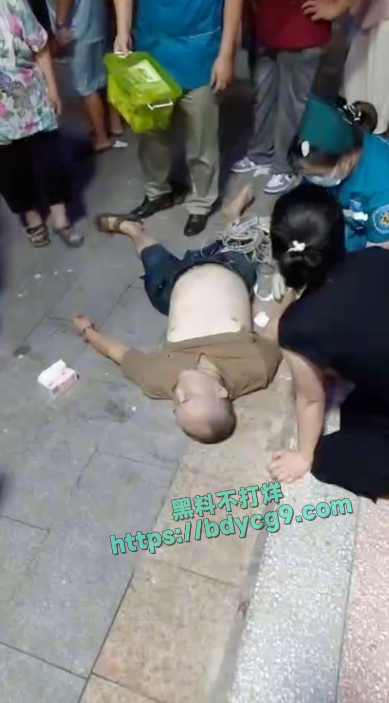 湖南华容交警四中队火了 因为骑车没戴头盔被交警追到家里 用辣椒水和警棍将人殴打致死