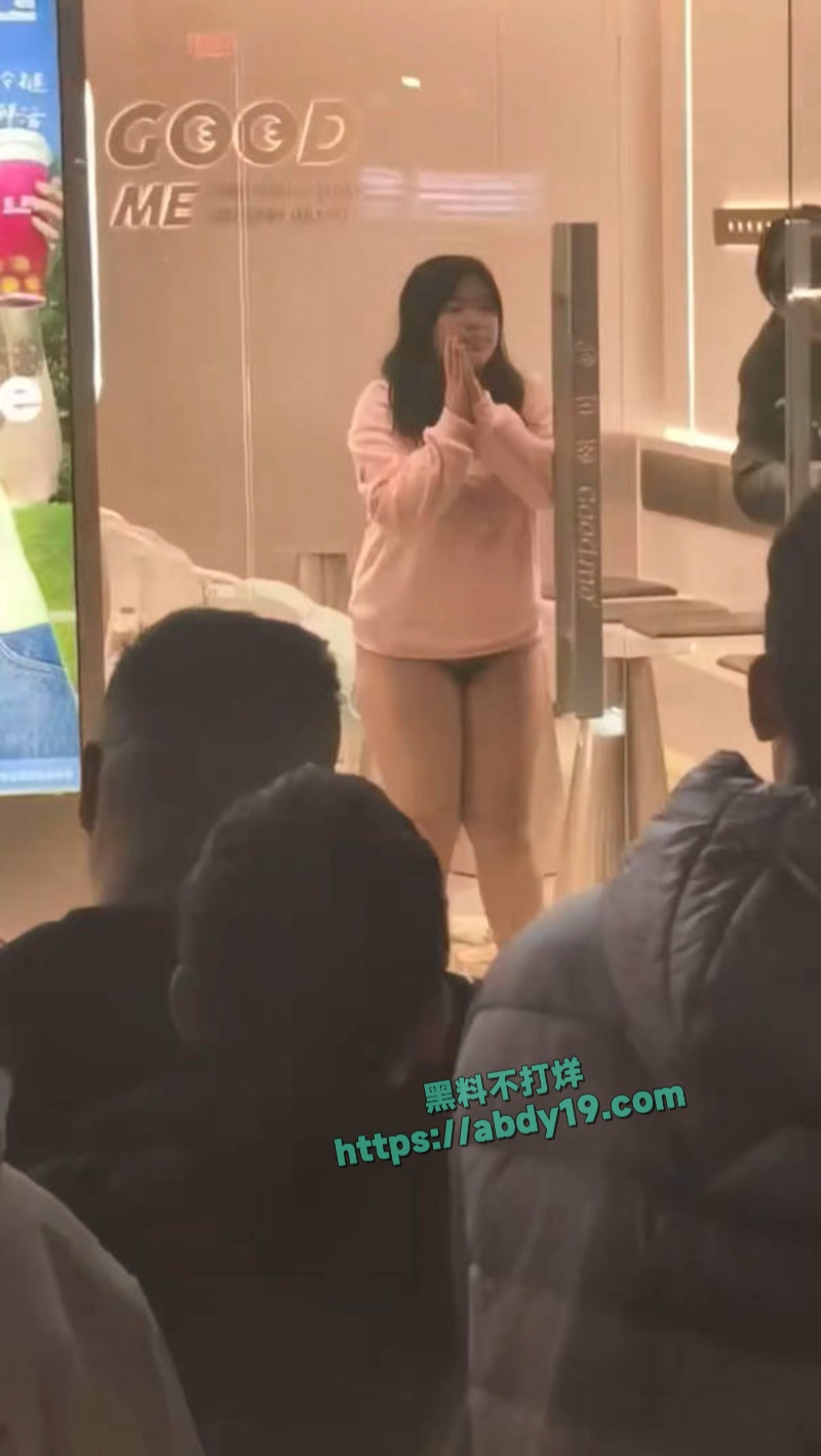 平邑莲花山古茗女孩分手崩溃脱裤子 11