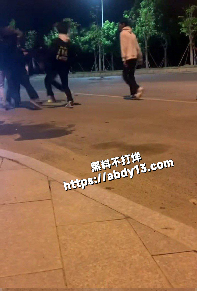 精神小伙霸凌现场视频曝光2