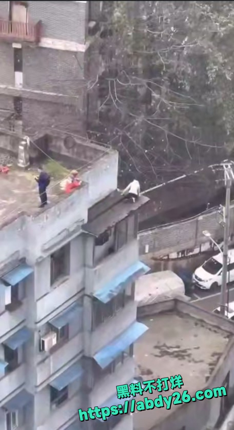 重庆男子跳楼轻生对面拍摄全程 5