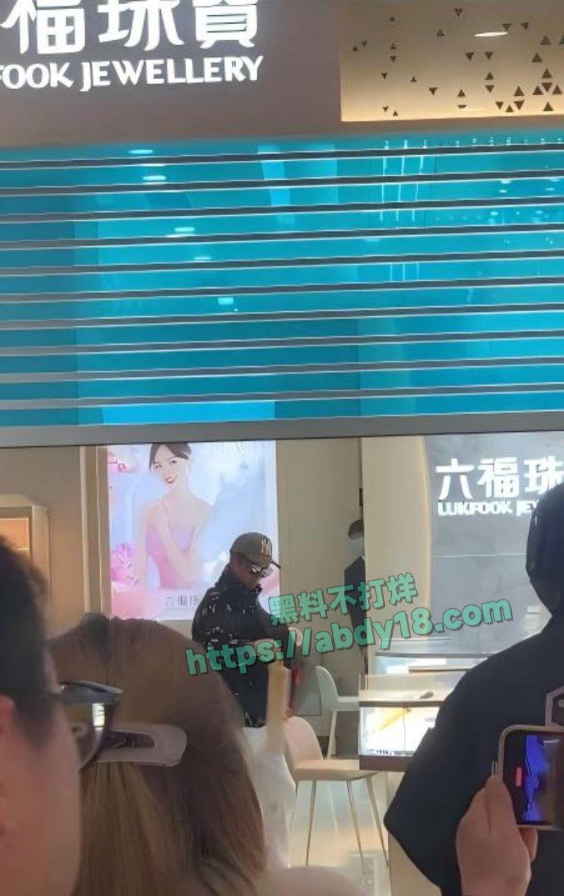 杭州一男子珠宝店抢劫4