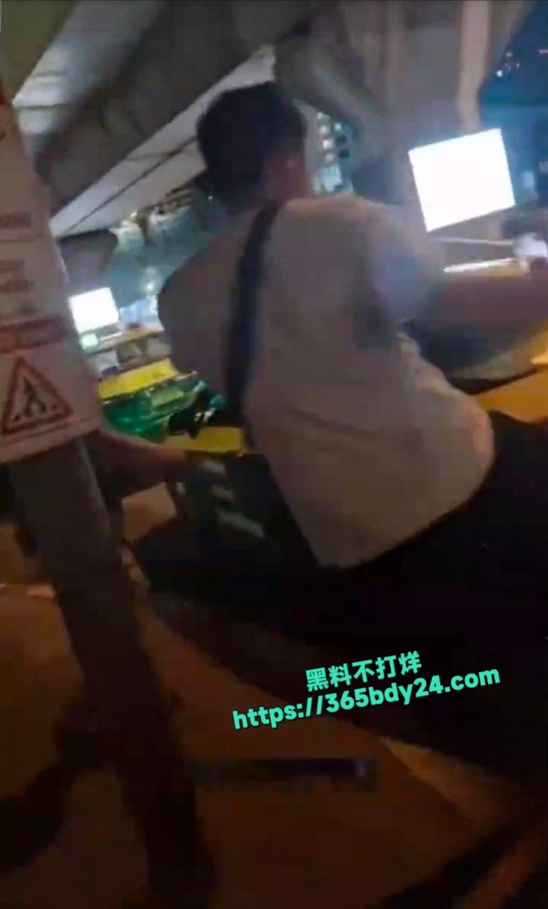 中国男子喝醉酒给泰国人下跪5