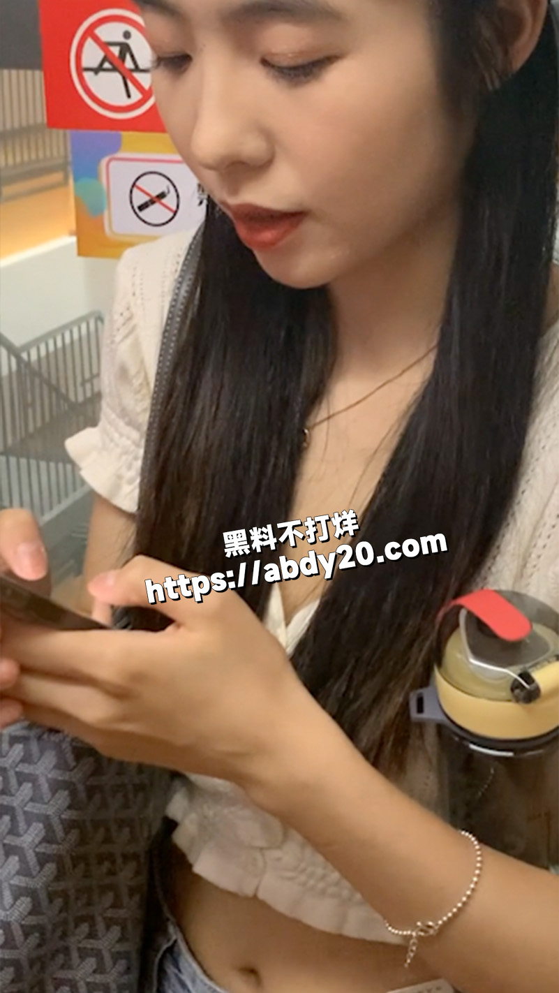 商场全景几个时髦小姐姐