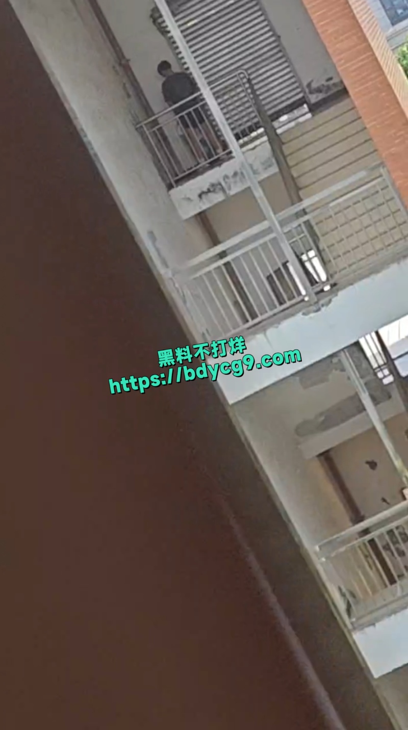 学生在教学楼上演活春宫4