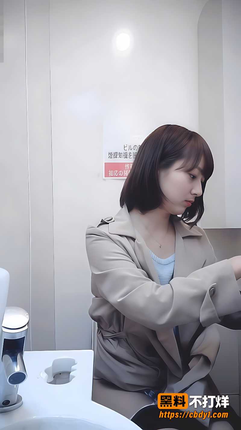 洗手间偷拍妹子在马桶边活动7