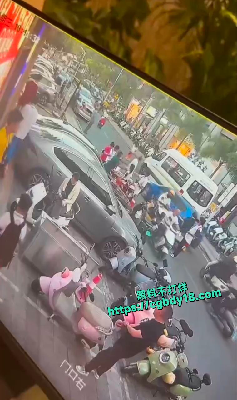 海南三亚金鸡岭路口现场，白色货车严重失控7