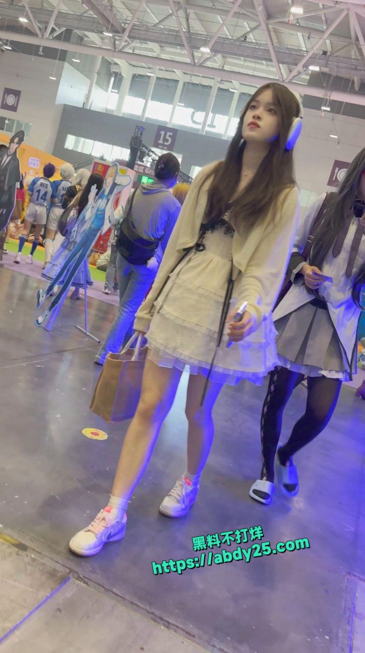 抄底大神逛漫展顶上蛋糕裙小妹 3