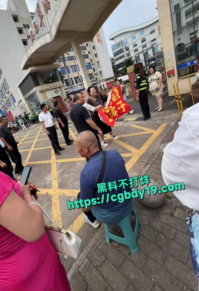 华海中学校园霸凌，小孩自杀，家长拉横幅11