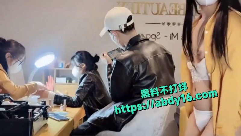 高颜值少妇美甲店大胆露出 2
