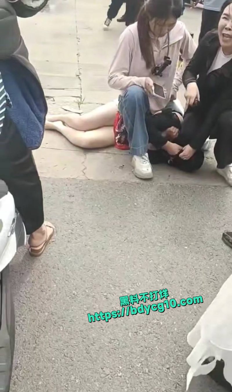 巨龙路抓奸原配大街上就给小三裤子扒了坐在身下3