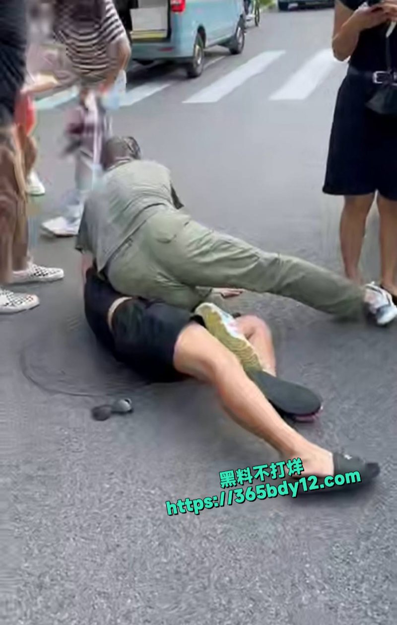 两个家庭出来玩发生口角并且打起来了5