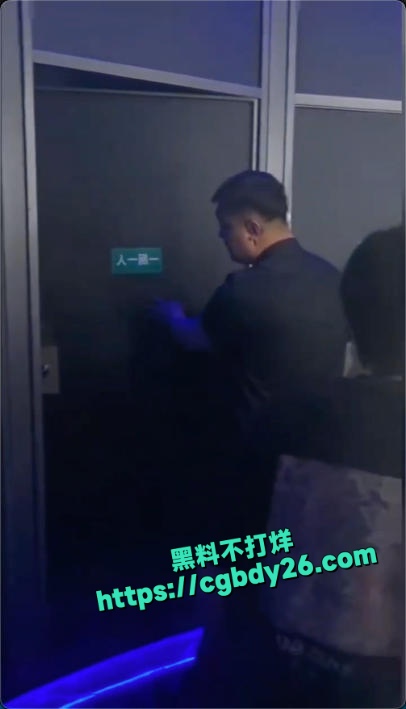 年轻男女酒吧厕所整活没脸见人了5