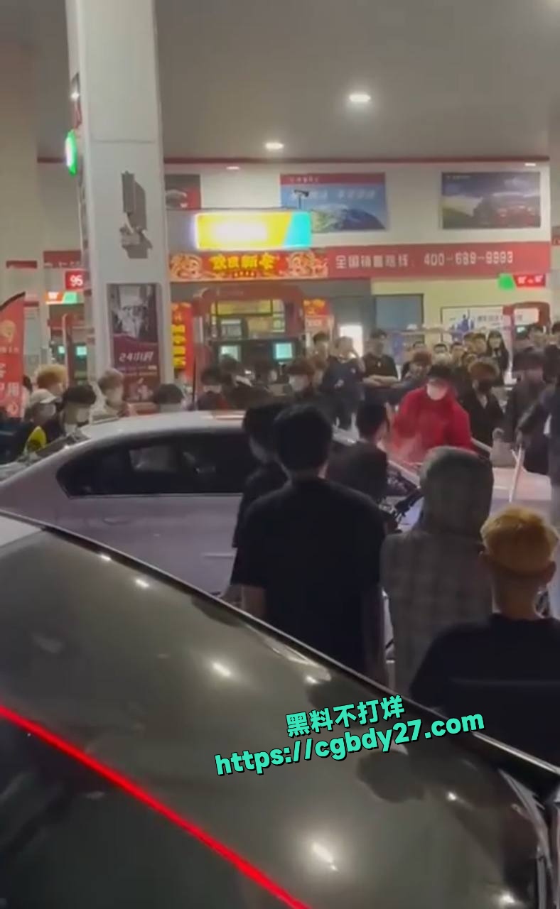 山东一群黄毛精神小伙打架砸车2