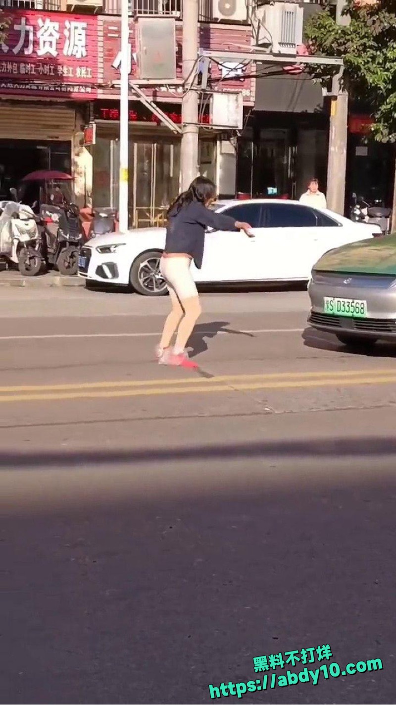 女子马路疯狂拦车装疯卖傻 5