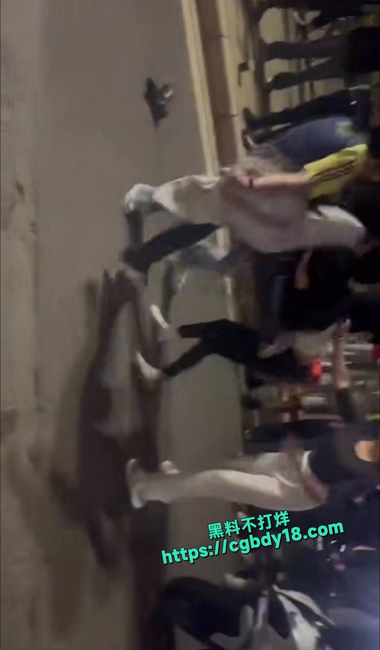 深夜精神小妹街头干架5