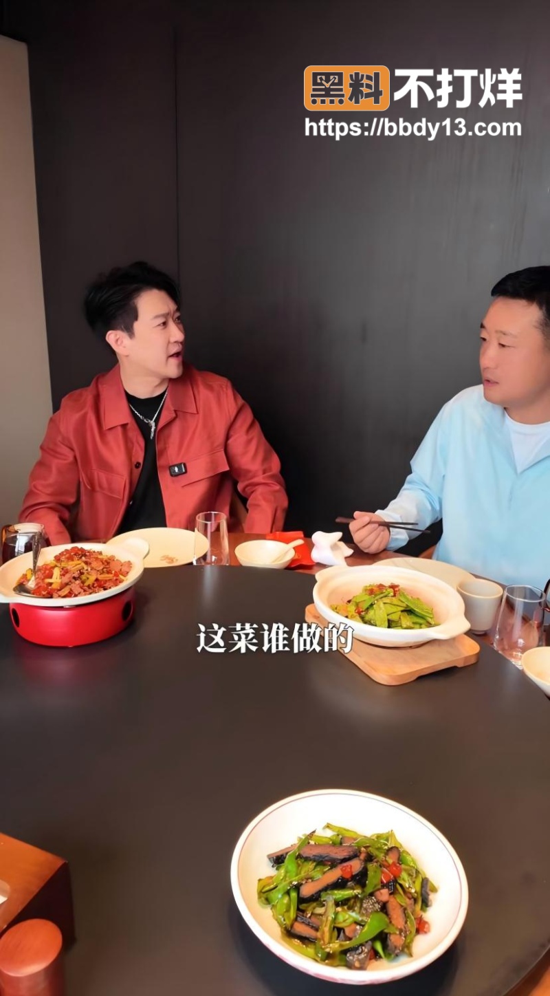 曹云金草丛边小便02
