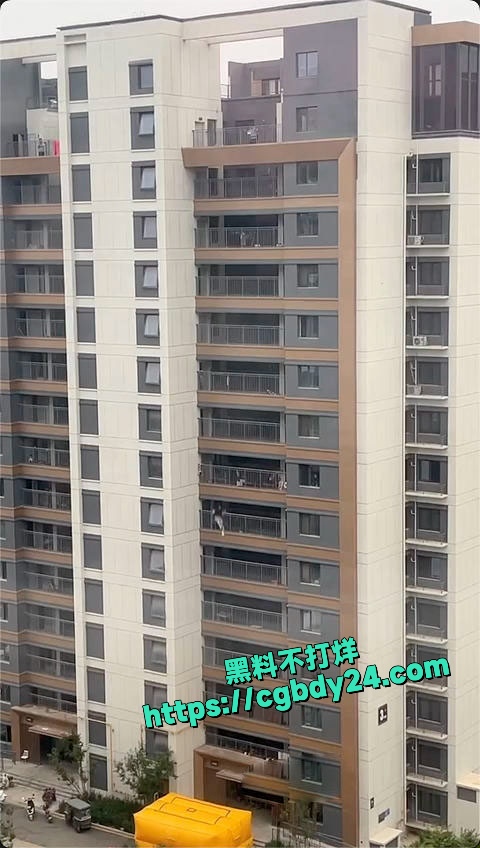 搞笑年轻人跳楼自杀没经验充气城堡已展开跳歪了2