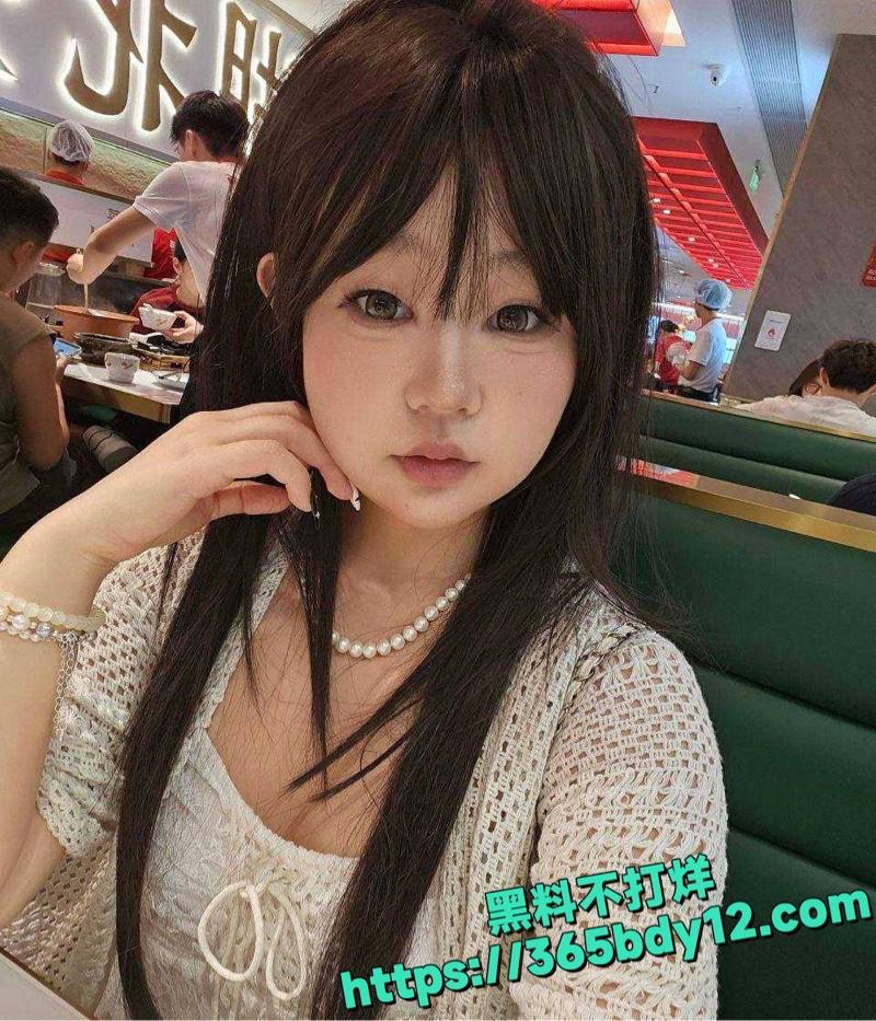 小骚货李若曦与闺蜜酒吧变欲女2.