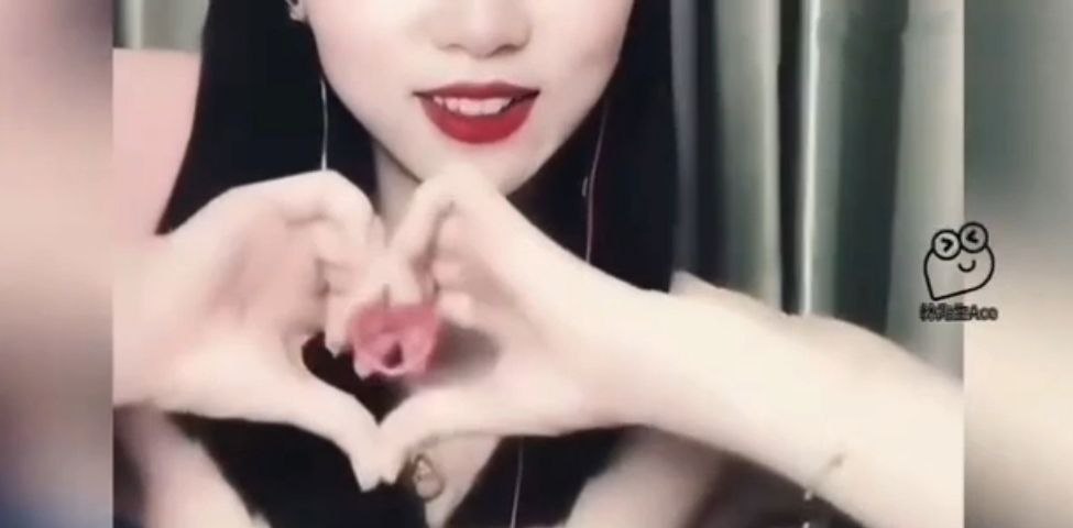 女主播智商感人瞬间 粉丝手动输入打赏给激动坏了 兄弟们就这样给女主播送礼物