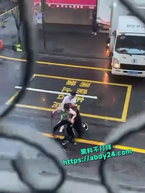 三名人员在公共街道发生激烈对峙 4