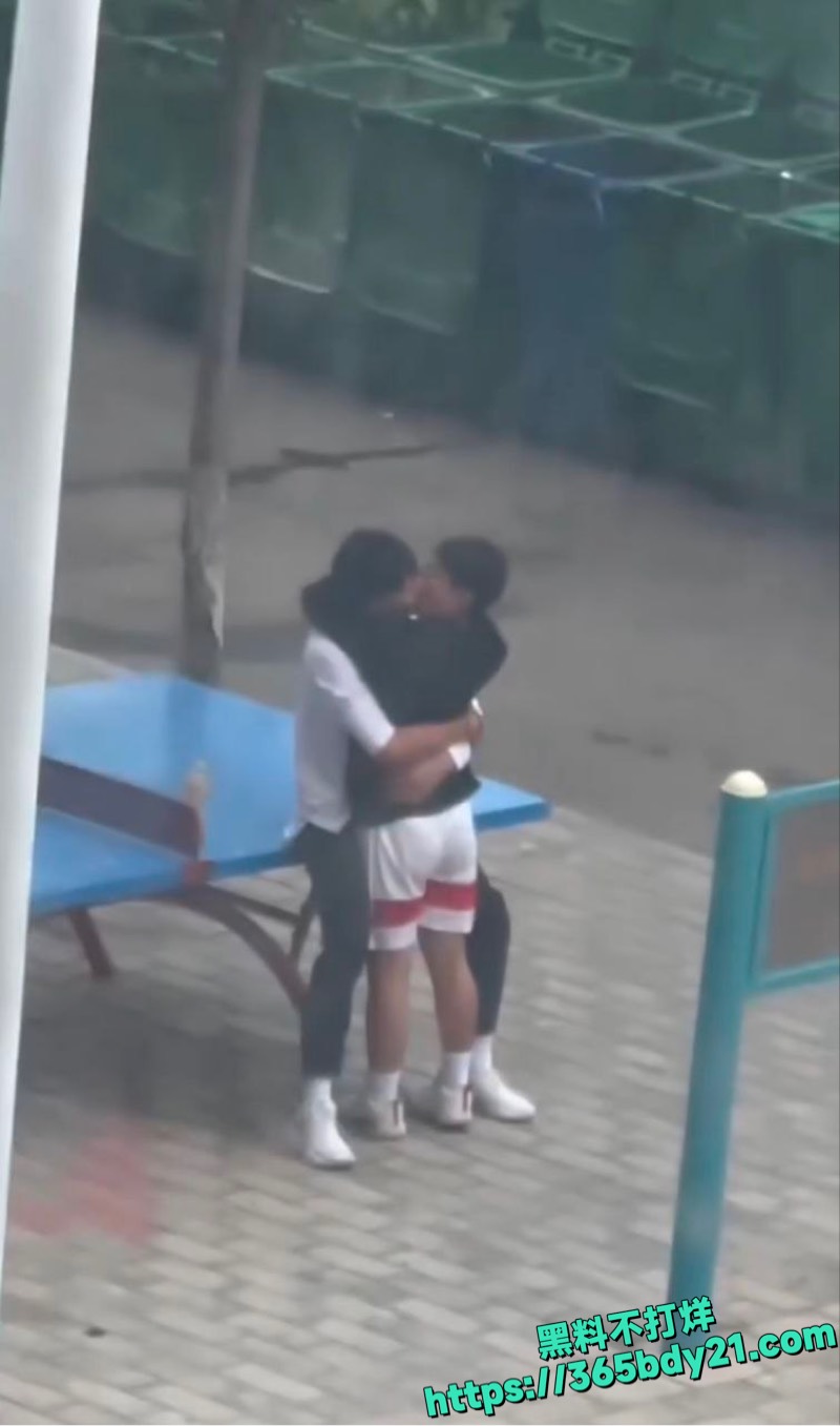学生光天化日亲热视频6