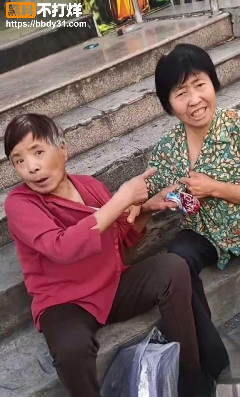 中国大妈为塑料瓶街头互撕拽衣领5
