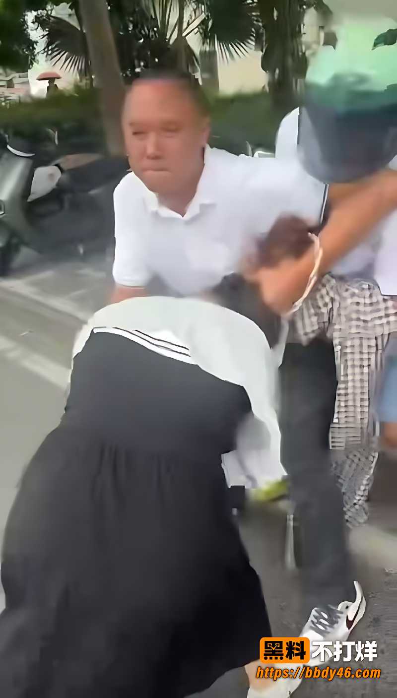 原配当街撕渣男和小三1