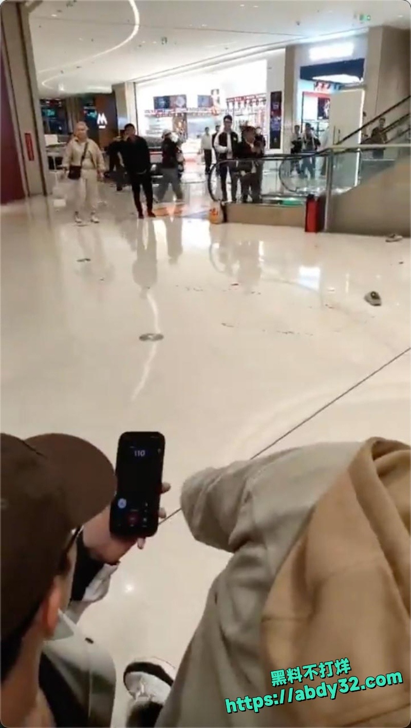 深圳万丰海岸城男子持刀捅人6