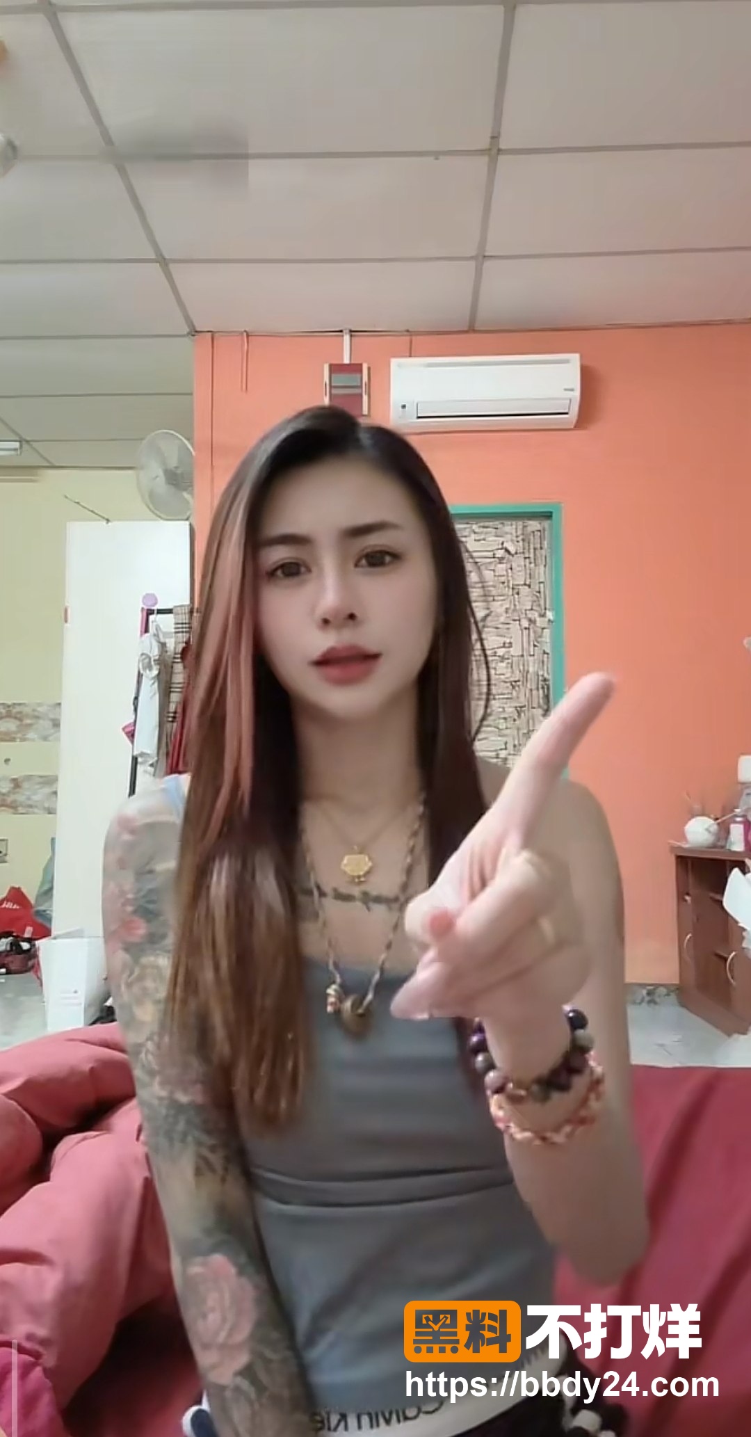 自拍给前男友看的脱衣自慰视频1
