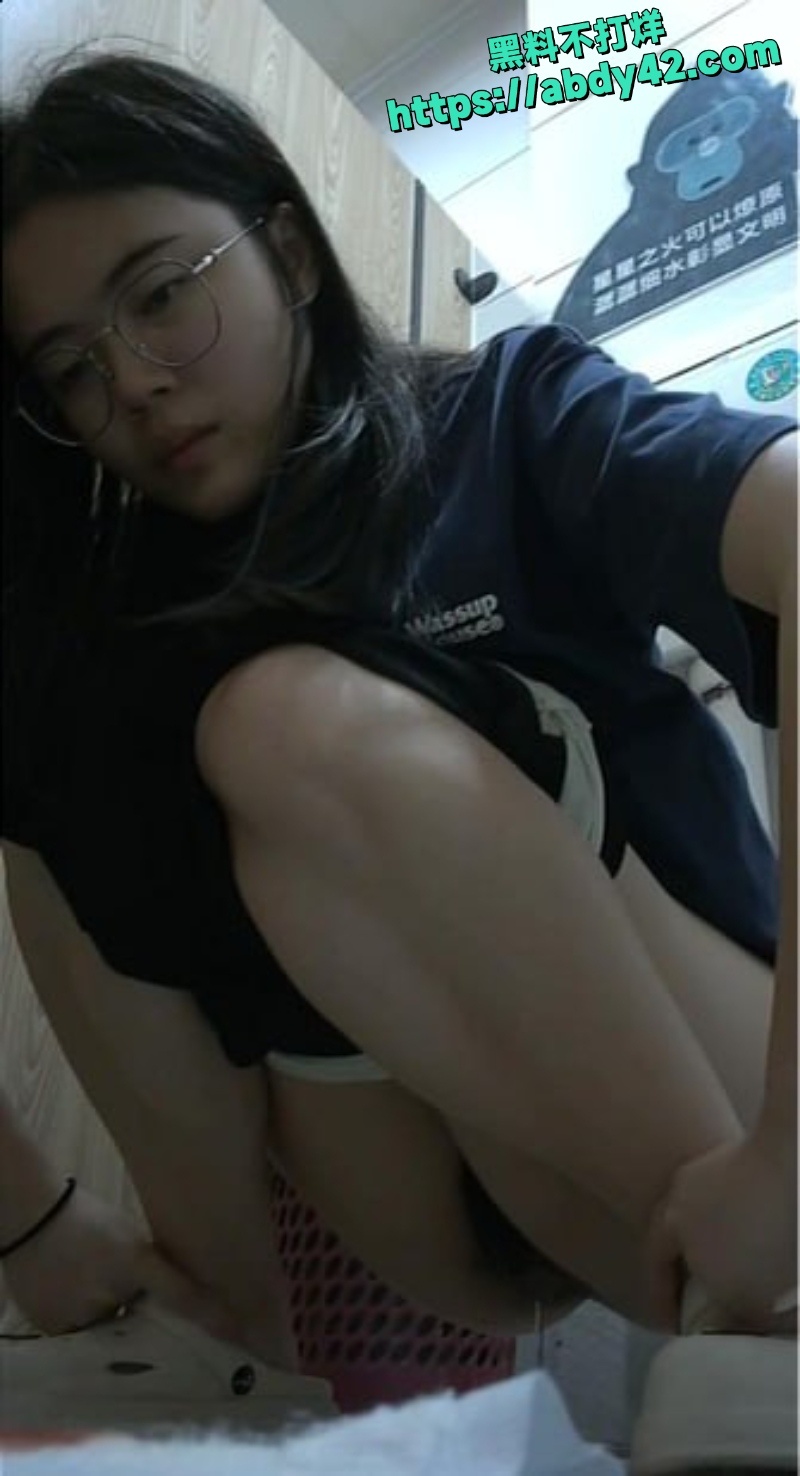 高颜值国产美女厕所私密尿尿曝光5