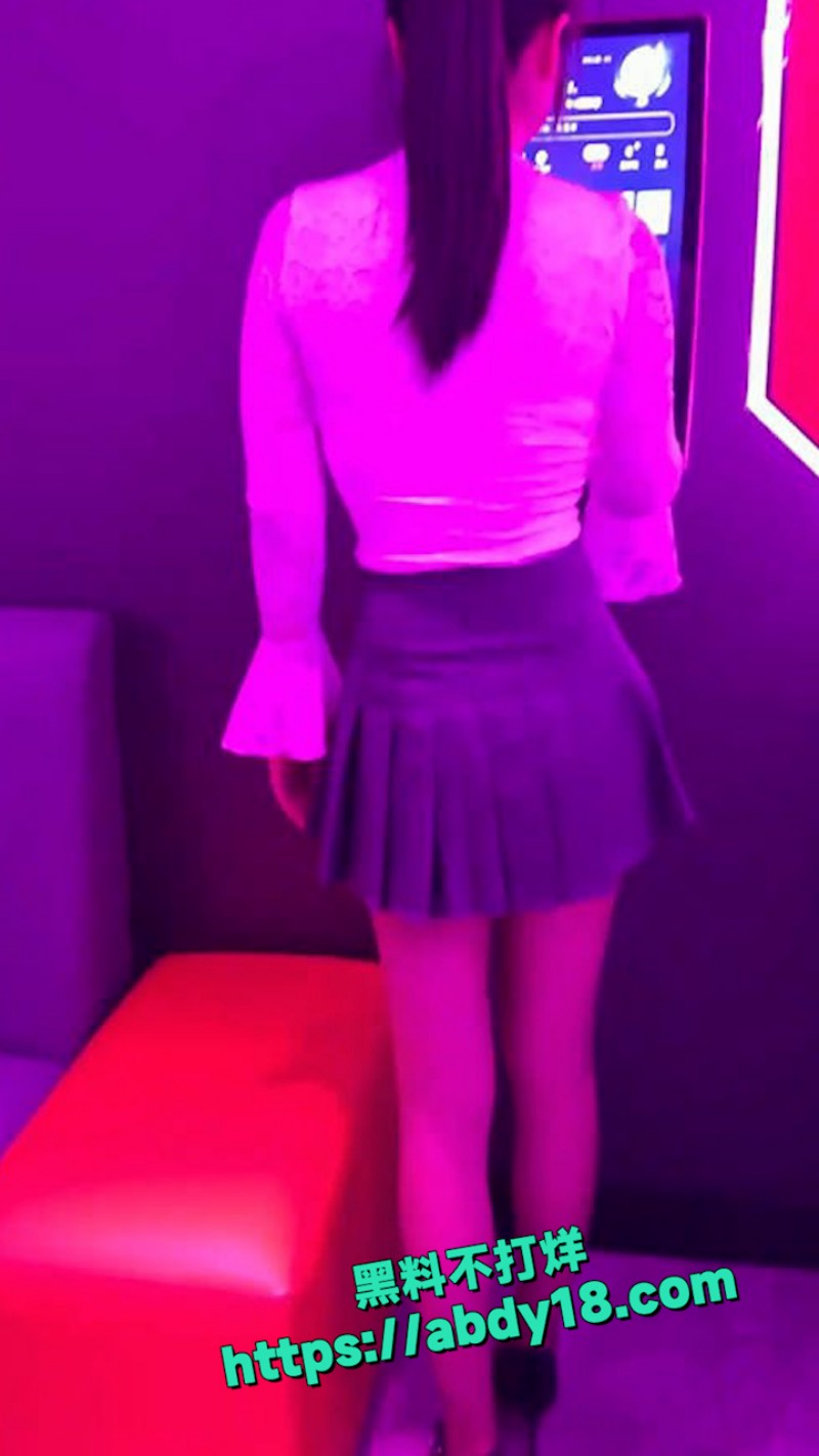 姐姐穿着新买的超短裙和半乳装 1