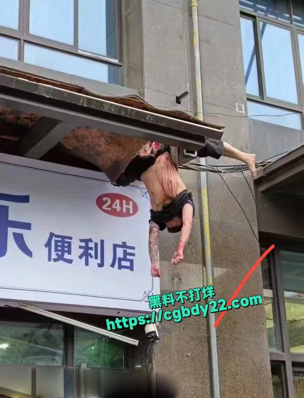橡树湾二期刚才发生惨剧 夫妻吵架男的老婆胳膊砍掉了 自己跳楼了6