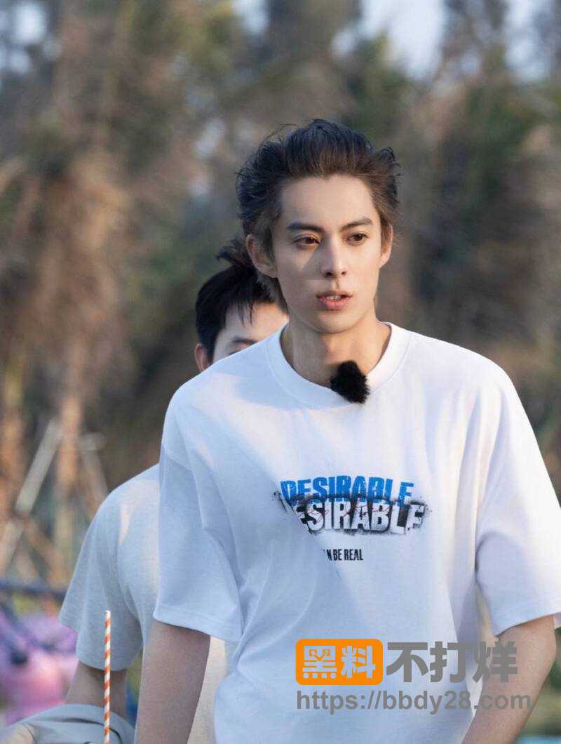 李明德亲自认证王鹤棣精神小伙2