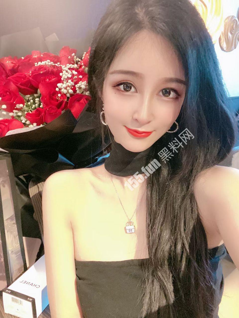 网友投稿高颜值S级身材拜金女.jpg