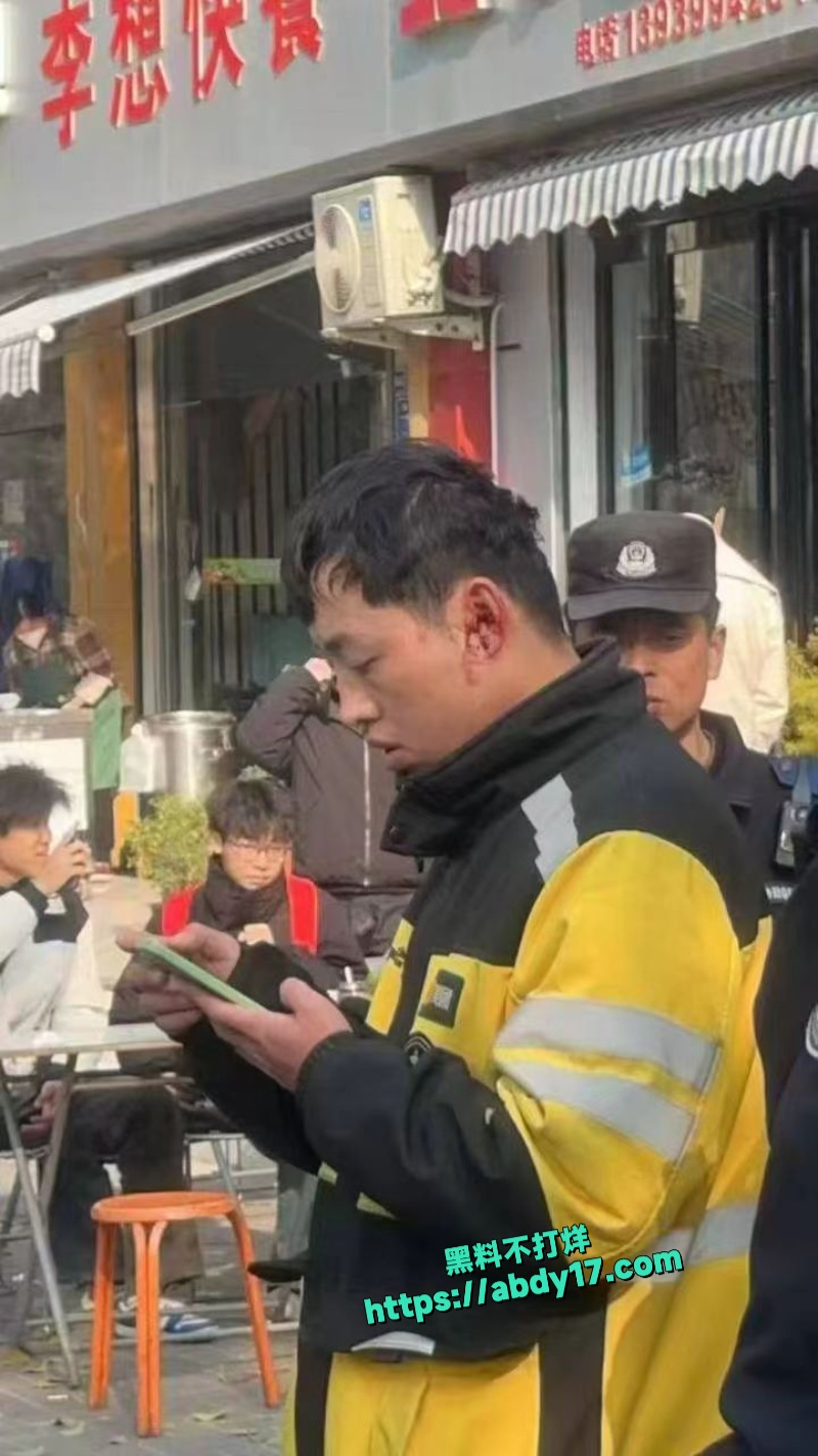 美团小哥与商家发生争执被商家暴打 1